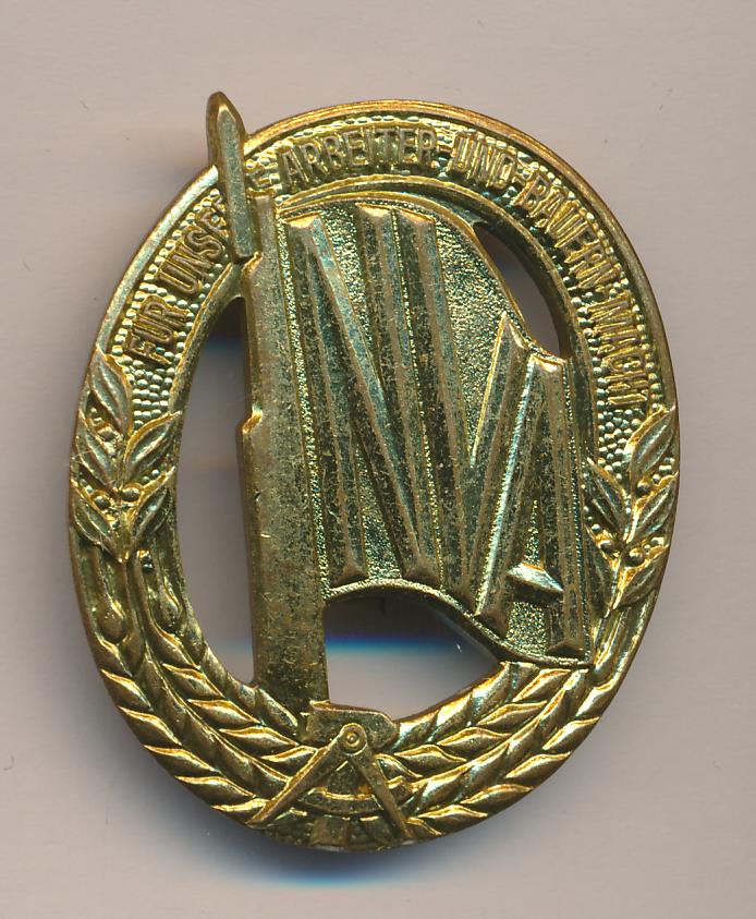 Нагрудный знак армии ГДР.